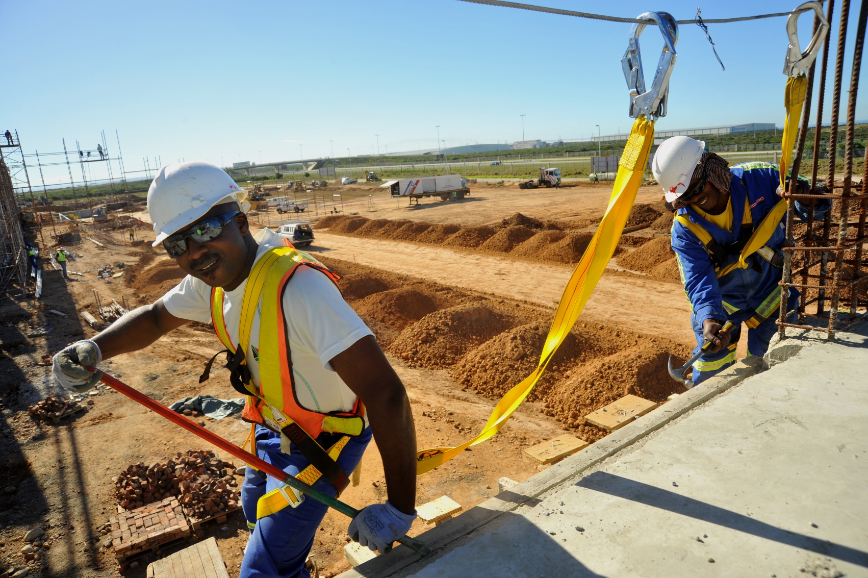 South worker. Стройка в Африке. Строители в Африке. Строительство ЮАР. Африка строится.